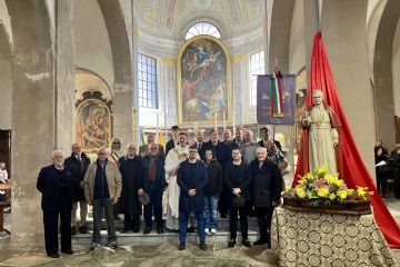 Dietro ogni piatto servito, dietro ogni sorriso di benvenuto, c’è una storia. Una storia fatta di famiglie che hanno creduto nel valore del servizio, di giovani che hanno imparato il mestiere con umiltà e dedizione, di uomini e donne che, ovunque siano andati, hanno portato con sé il nome di Armeno come garanzia di qualità, professionalità e calore umano, trasformando un mestiere in una vocazione e contribuendo alla crescita economica e culturale non solo del nostro territorio, ma dell’intero Paese.