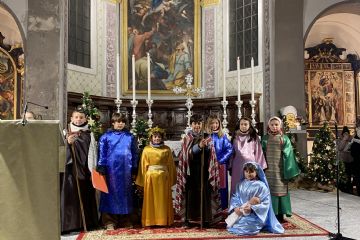 I bambini di classe 4^ interpretano i fatti salienti dall'Annunciazione alla nascita di Gesù.