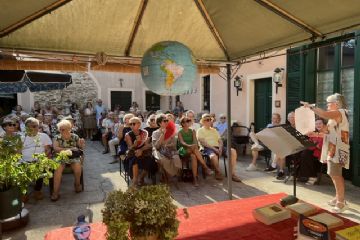 Grande affluenza all'incontro letterario a Casa Badanelli-Donati, circa 130 persone, ieri 12-08-2026, con la lettura interpretata da Maria Grazia Cereda. In un'epoca in cui tutto corre veloce e spesso si rischia di smarrire il senso di chi siamo, momenti di approfondimento come questo ci invitano a rallentare, ad ascoltare e a riscoprire il valore delle parole e della narrazione.
