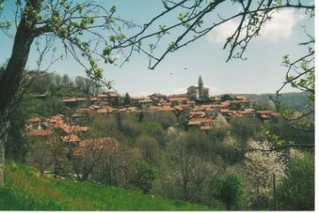 Stupenda veduta della frazione di Coiromonte in primavera