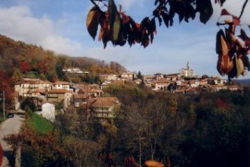 Veduta della chiesa e del centro abitato di Coiromonte