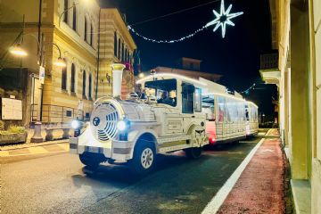 Durante l'accensione delle luminarie 2025 la presenza del trenino Lillipuziano ha contribuito a rendere la serata 