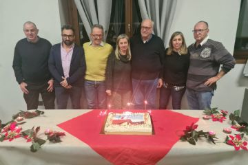 Nella sala della Pro Loco, con una sontuosa tavola elegantemente addobbata, con uno sfizioso menù si è svolta una cena conviviale per inaugurare non  soltanto la posa del tetto, ma la rigenerazione dell’ex fabbrica la “Torcitura” di proprietà dei Signori Tonella. Un grande traguardo, un sogno diventato realtà!