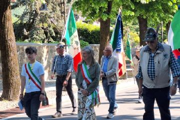 Mentre onoriamo la Resistenza italiana, non possiamo chiudere gli occhi davanti a un mondo che sembra aver smarrito la lezione più dura del secolo scorso:<br>-	Città ridotte in macerie che ricordano le nostre nel 1944.<br>-	Civili costretti alla fuga, portando con sé solo una borsa e la paura negli occhi.<br>-	Il ritorno di un linguaggio basato sulla forza bruta anziché sul dialogo.