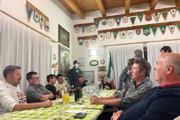 Venerdì 24-10-2025, a conclusione degli eventi estivi, gli Alpini di Armeno hanno organizzato un momento conviviale con tutti coloro che hanno collaborato con loro. la conclusione con noti canti popolari.