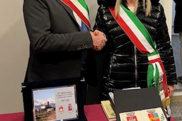 Sillavengo: il 17- gennaio 2026 alle ore 17,15 le amministrazioni comunali di Armeno e di Sillavengo hanno voluto sottoscrivere una scelta di comunità, con un accordo di collaborazione e di crescita reciproca. È il riconoscimento che nessun territorio è davvero completo da solo, ma che insieme possiamo essere più forti, più resilienti, più umani.