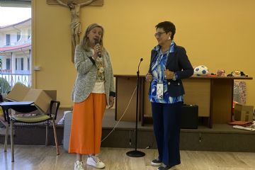 Lunedì 8 maggio 2026, alle ore 18, presso il Centro di Spiritualità, i bambini della primaria si sono esibiti in scenette di atti di gentilezza "SMALL ACTS OF KINDNESS", guidati da Claire, Alessia e Lara.<br>Complimenti a tutti i bambini per l'impegno e l'ottima interpretazione.