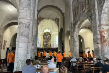 Il Coro è nato nel 1975, e composto da 24/28 coristi, il Direttore è il Maestro Davide Benzoni, possiede un repertorio di canti che custodiscono la memoria delle vicende vissute dagli alpini, canti ispirati all'amore per la natura, specie per la montagna, canti per conoscere, per riflettere, per sorridere.